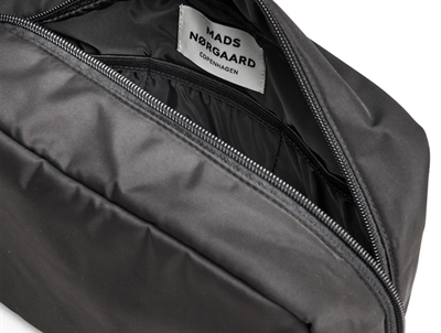 Inderside af sort Mads Nørgaard toilettaske med synligt logo