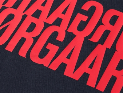 Nærbillede af logo på T-shirt i parisian night fra Mads Nørgaard