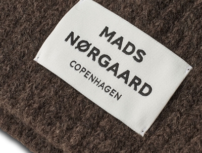 Anju hue i desert palm fra Mads Nørgaard med hvidt logo foran