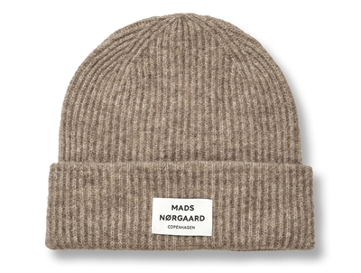 Ribstrikket Anju hue fra Mads Nørgaard i farven roasted cashew