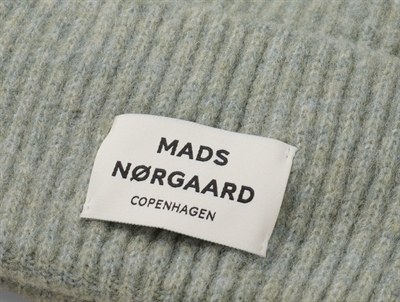 Nærbillede af Mads Nørgaard logo på lysegrøn hue
