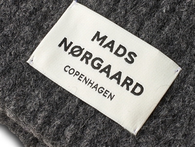 Mads Nørgaard logomærke på hue i dark grey melange