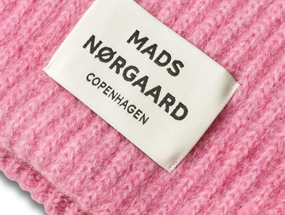 nærbillede af Mads Nørgaard hue i fuchsia pink med logomærke