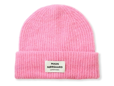 Mads Nørgaard hue i fuchsia pink med ribstruktur og logomærke