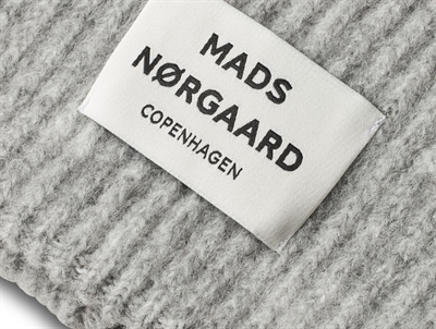 Mads Nørgaard logo på ribstrikket hue i light grey melange