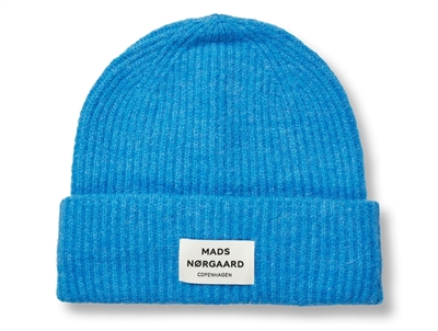 Mads Nørgaard hue i malibu blue med logomærke og ribstruktur