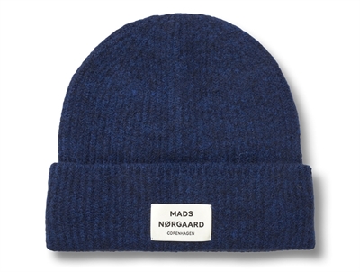 Mads Nørgaard hue i mørkeblå med ribstruktur og logo
