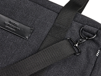 Mads Nørgaard computer taske i sort detalje på rem og logo