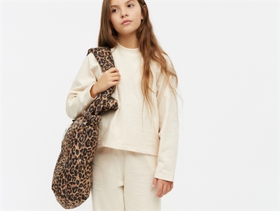 Pige med leopardprintet taske fra Mads Nørgaard over skulderen