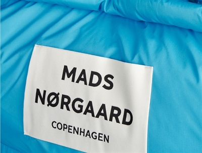 Logoet på Mads Nørgaard taske i farven malibu blue