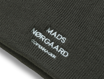 Nærbillede af logo på Mads Nørgaard hue i mørkegrå