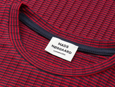 Mads Nørgaard rødstribet kjole tæt på halsudskæring