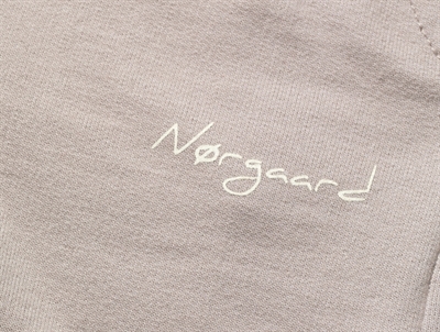 Nærbillede af logoprint på Mads Nørgaard sweatpants i atmosphere