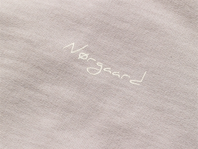 Nærbillede af logoprint på Mads Nørgaard sweatshirt i atmosphere