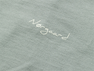 Nærbillede af logoprint på Mads Nørgaard sweatshirt i slate grey