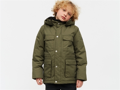 Dreng iført Mads Nørgaard vinterjakke i mørkegrøn med lommer og hætte