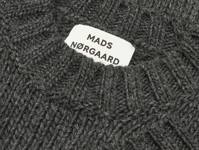 Mads Nørgaard Crash sweater mørkegrå med logo tæt på hals