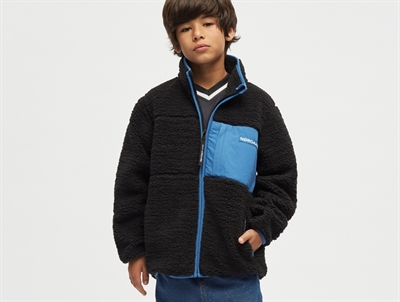 Mads Nørgaard Teddy Fleece Jeffo jakke sort med blå brystlomme på model