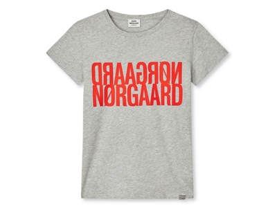 Mads Nørgaard Tuvina t-shirt grå melange forside med rødt print