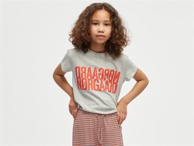 Mads Nørgaard Tuvina t-shirt grå melange med rødt logo på model