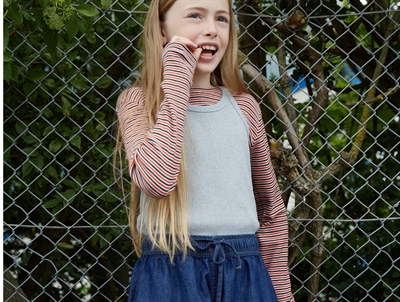 Mads Nørgaard Talino bluse rød og hvidstribet på model