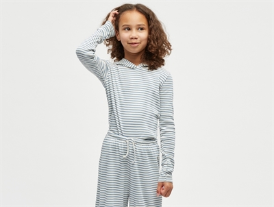 Mads Nørgaard Tally bluse hvid og blåstribet på model