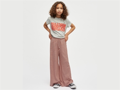 Mads Nørgaard Verona bukser rød og hvidstribet på model