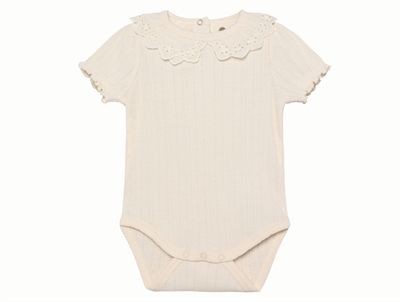 En Fant pointelle body i eggnog med broderet krave