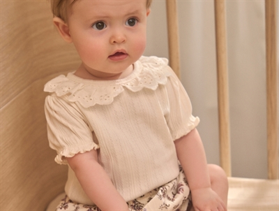 En Fant pointelle body i eggnog på baby