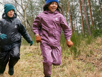 hummel regnsæt til børn i rosa nuance brugt udendørs