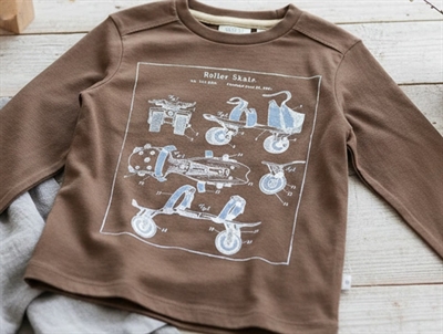 Wheat t-shirt walnut roller skates