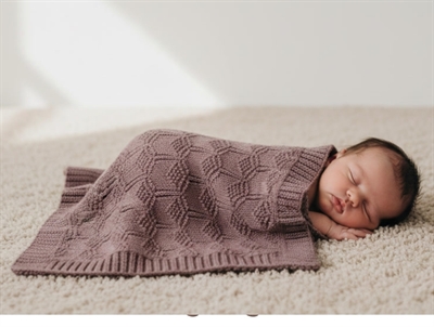 Mushie honeycomb desert rose strikket babytæppe