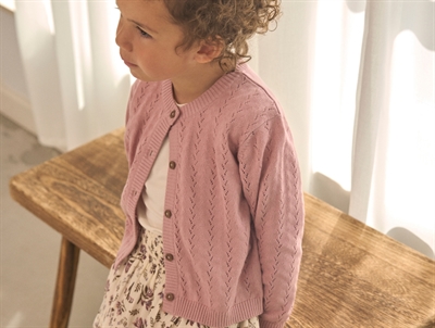 En Fant strikcardigan i zephyr rosa på pige