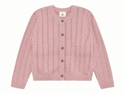 En Fant strikcardigan i zephyr rosa med pointelle mønster