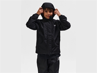 Dreng iklædt Hummel regnsæt i sort nuance med hætte og refleksdetaljer