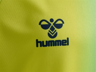 Hummel sportssæt i lime med hummel logo detalje