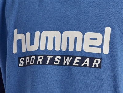 Hummel t-shirt i blå med hummel sportswear print på front