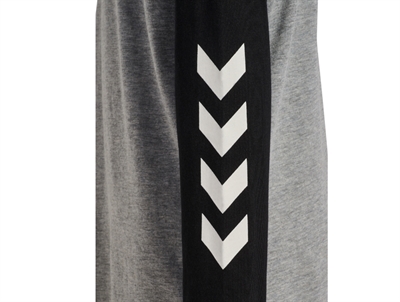 Hummel bluse i graa med hummel chevron logo detalje paa aermet