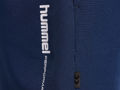 Hummel shorts i moerkeblaa med hummel performance logo