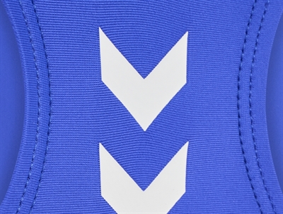 Hummel badedragt i blaa med hummels chevron logo detalje