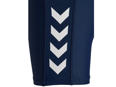 Hummel badebukser i moerkeblaa med hummels chevron logo detalje paa siden