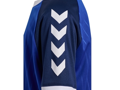 Hummel t-shirt i blaa med hummels chevron logo detalje paa aerme