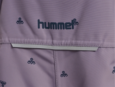 Hummel flyverdragt med logo og print i lilla nuance