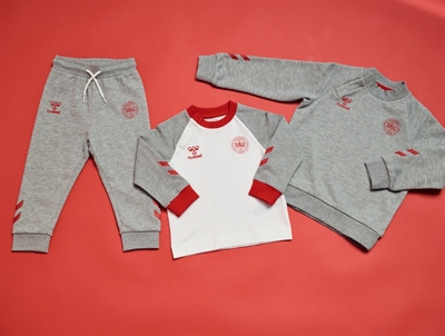 hummel DBU bukser graa sammen med saet