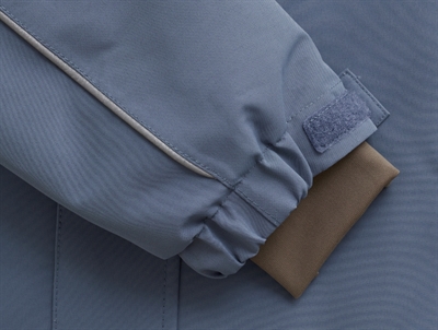 Nærbillede af ærme på En Fant flyverdragt i flint stone med aftagelig pelskant