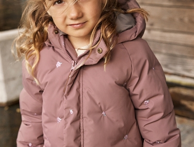 Barn iført En Fant pufferjakke i rose taupe med broderede blomster