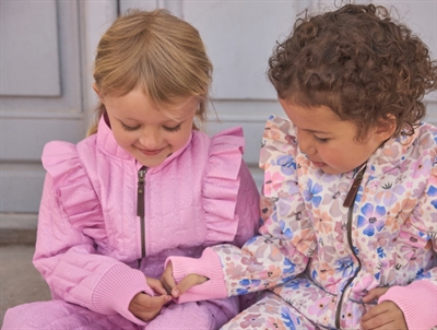 Pige iklædt En Fant termosæt bonbon med flæser og glimmer