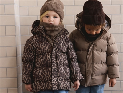 En Fant vinterjakke i brun nuance med leopardprint på barn