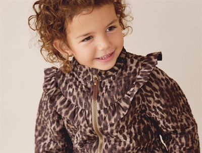 En Fant termosæt i brun nuance med leopardprint set på barn