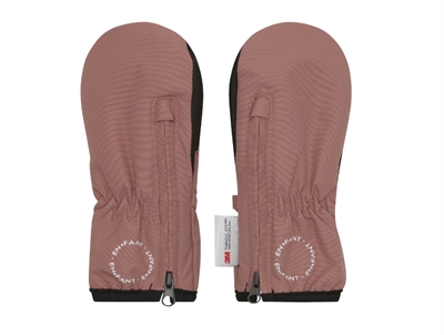 En Fant luffer i rosa nuance set forfra